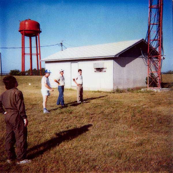 Felix Kneuper WB5NED, Jim Reese WD5IYT, Steve Bosshard NU5D, and Bill Ripley KY5Q at the Moody radio building, July 1984